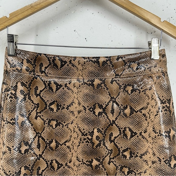 Blank NYC Women’s Size 26 Faux Snake Leather Lined Miniskirt - Picture 3 of 10